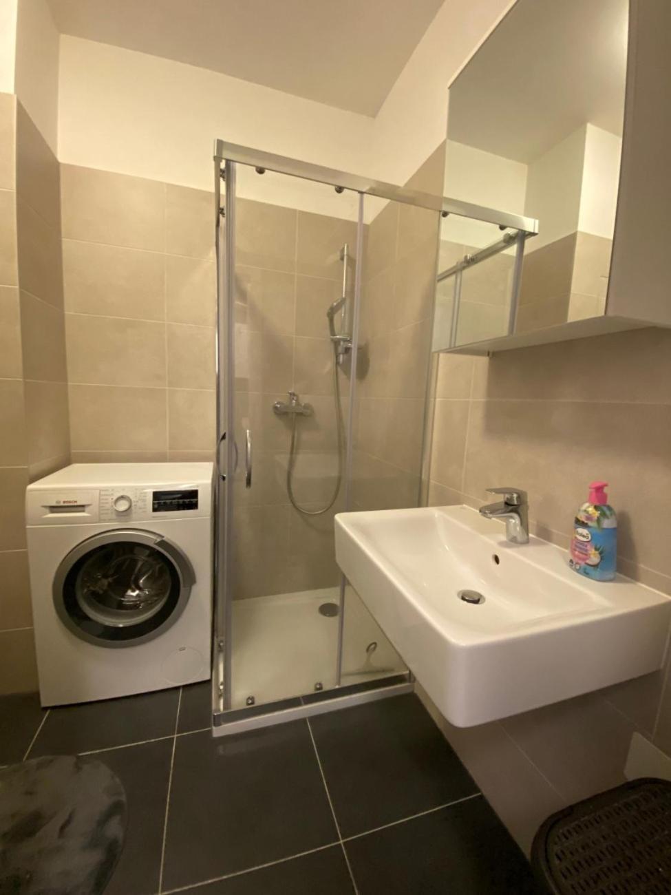 Fiaor Apartment, 1-2 Guests, Free Parking & Wifi, 7 Km Downtown, Братислава